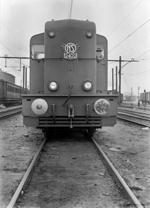 154297 Afbeelding van de diesel-electrische locomotief nr. 2402 (serie 2400/2500) van de N.S. te Almelo.